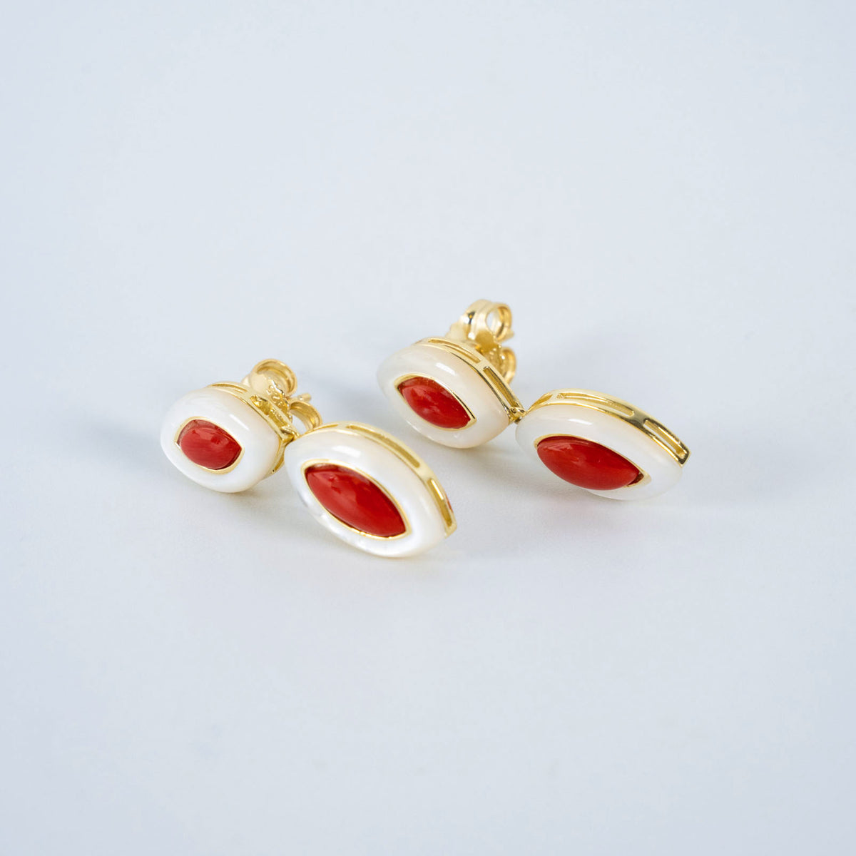 Orecchini oro con madreperla e corallo rosso