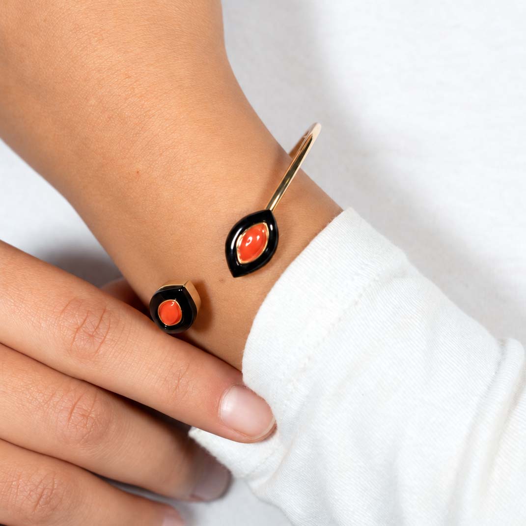 Bracciale rigido in argento 925 con corallo rosso e onice