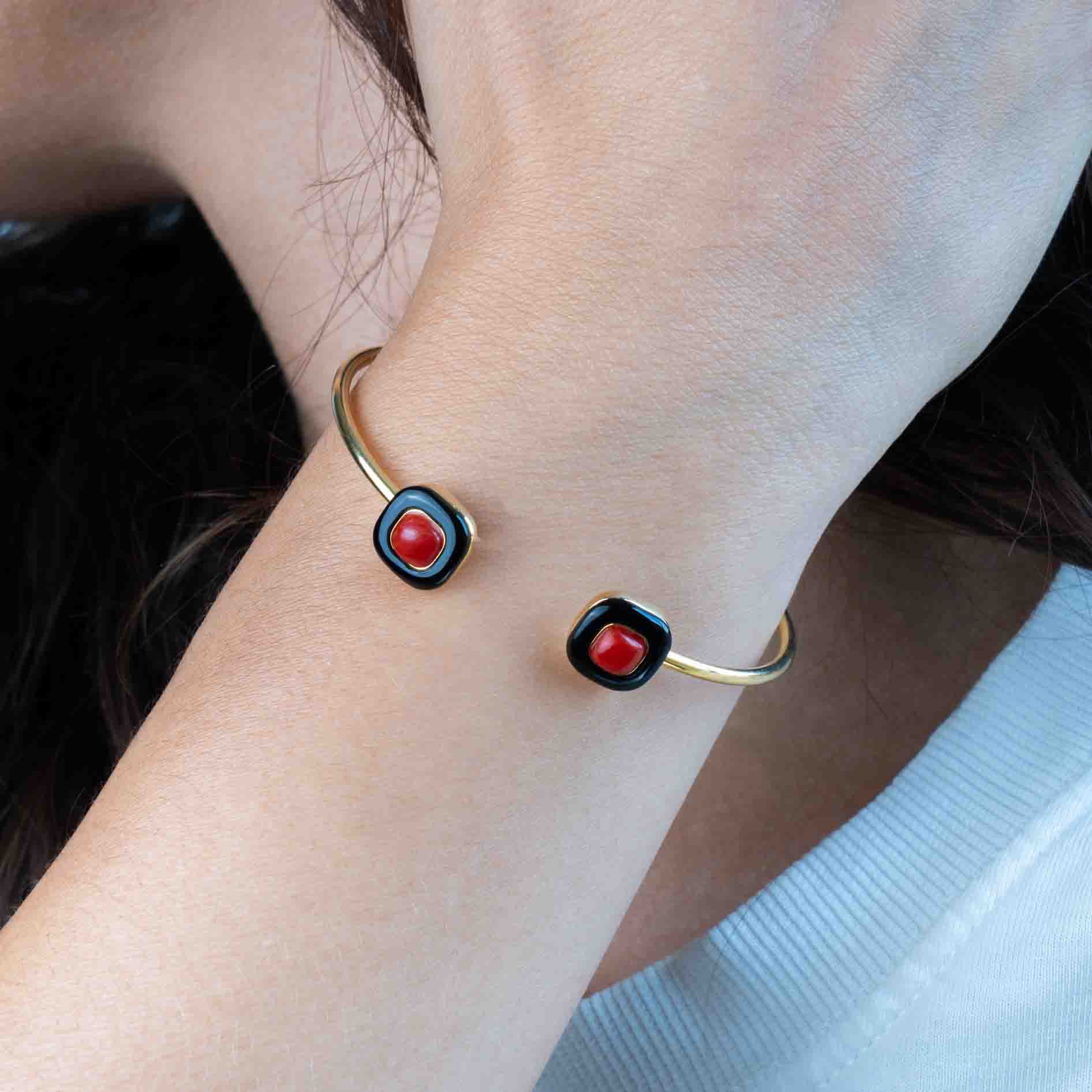 Bracciale rigido con onice e corallo rosso