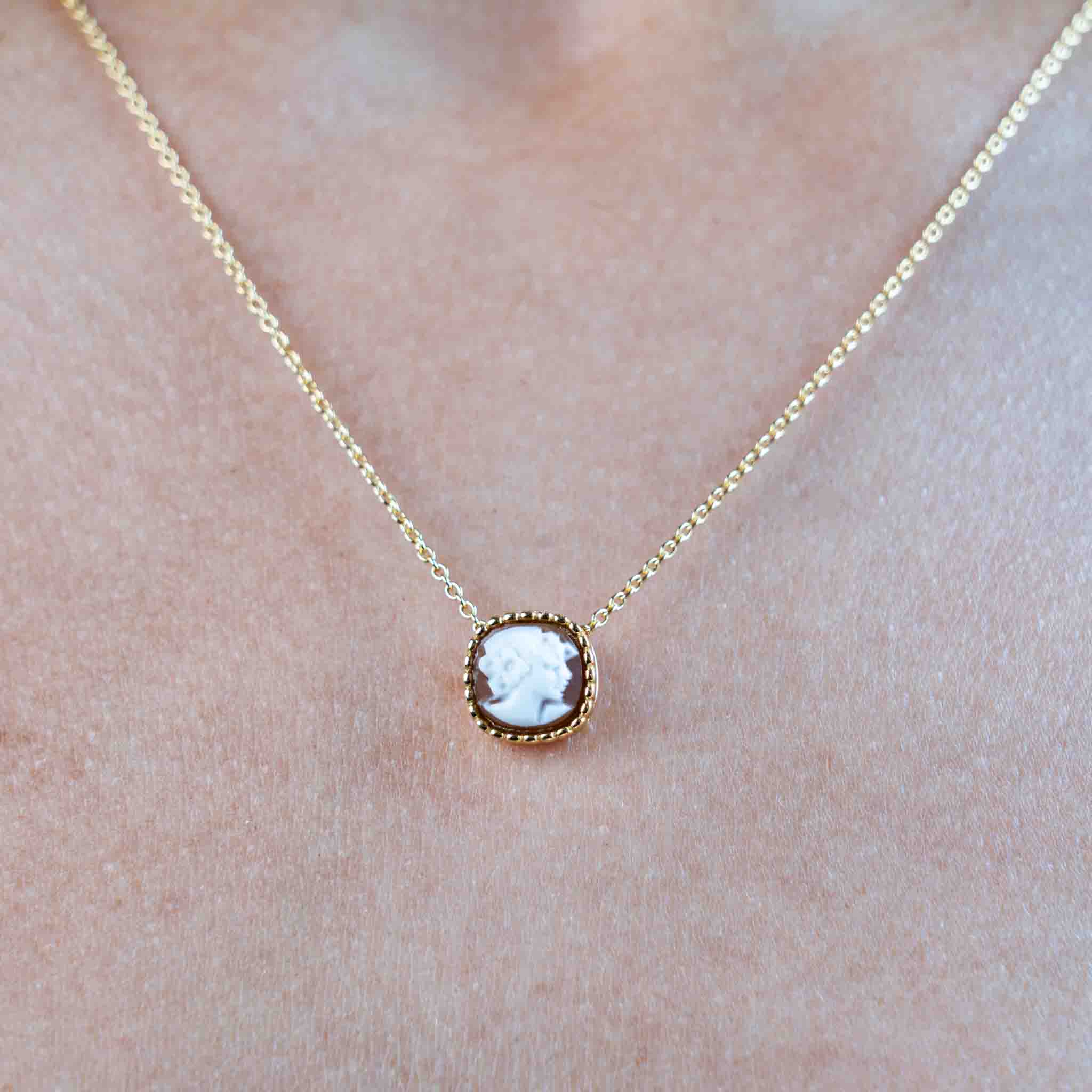 Collana con ciondolo con cammeo