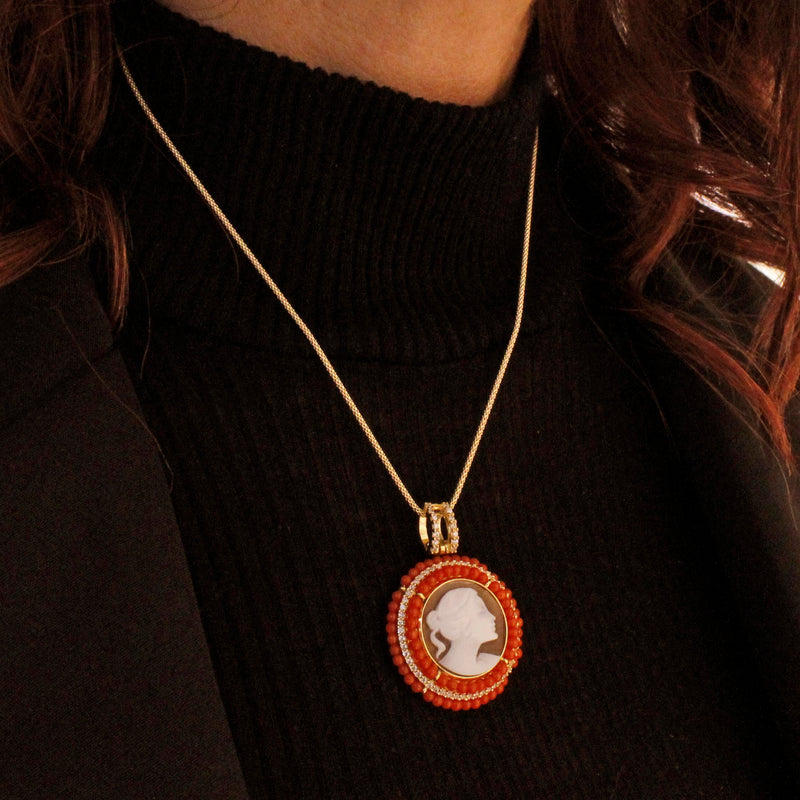 Collana con catena e ciondolo con corallo rosso italiano e cammeo