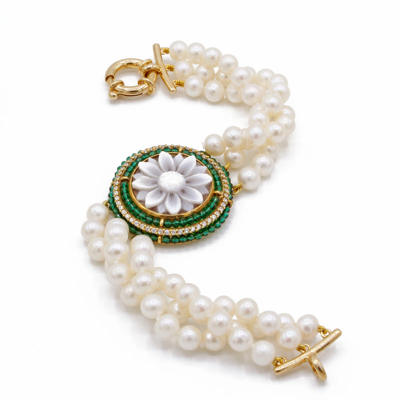 Bracciale con tre fili di perle di acqua dolce con cammeo