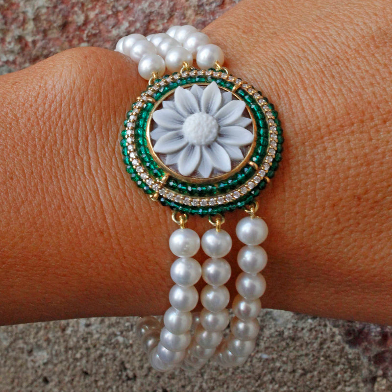 Bracciale con tre fili di perle di acqua dolce con cammeo