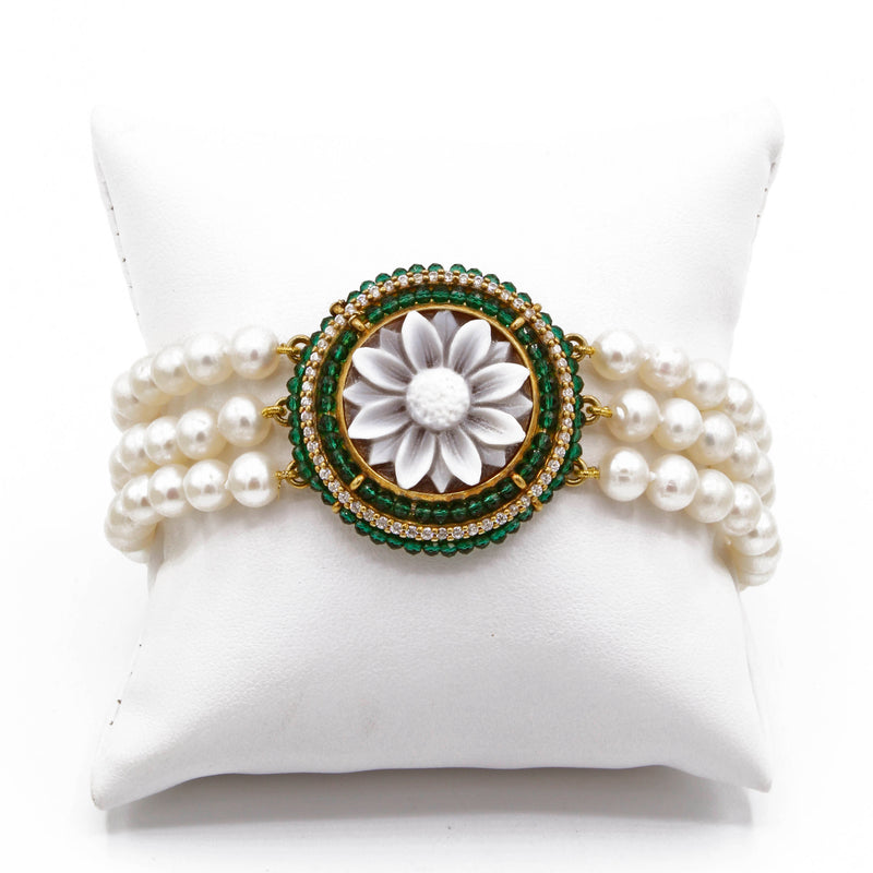 Bracciale con tre fili di perle di acqua dolce con cammeo