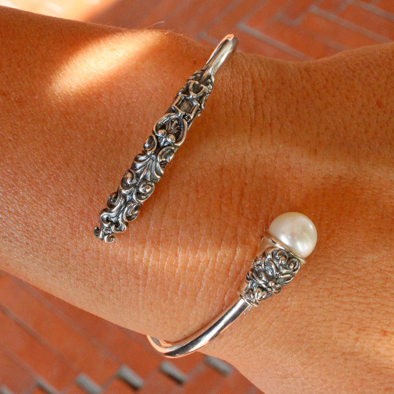 Bracciale rigido con perla finale di acqua dolce