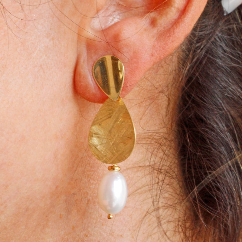 Orecchini in argento placcato oro giallo con perle di acqua dolce 