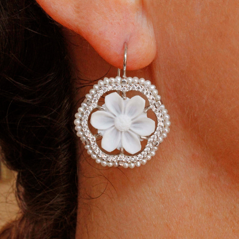 Orecchini in argento con perle di acqua dolce,zirconi e cammeo
