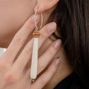 Orecchini in argento 925 placcato oro giallo ad amo con osso e corallo rosso