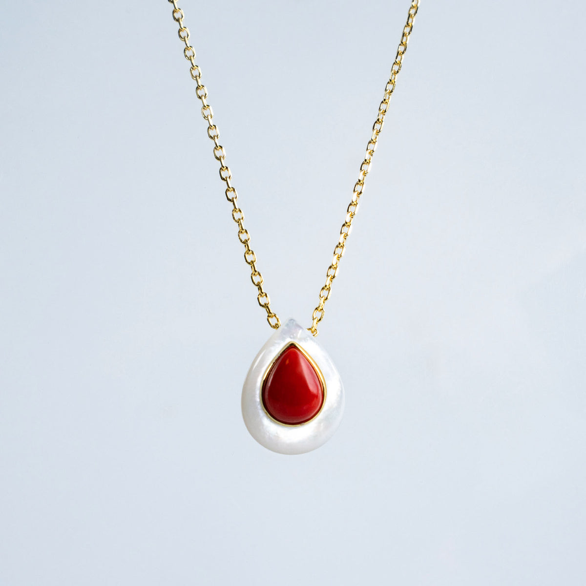 Collana oro con madreperla e corallo