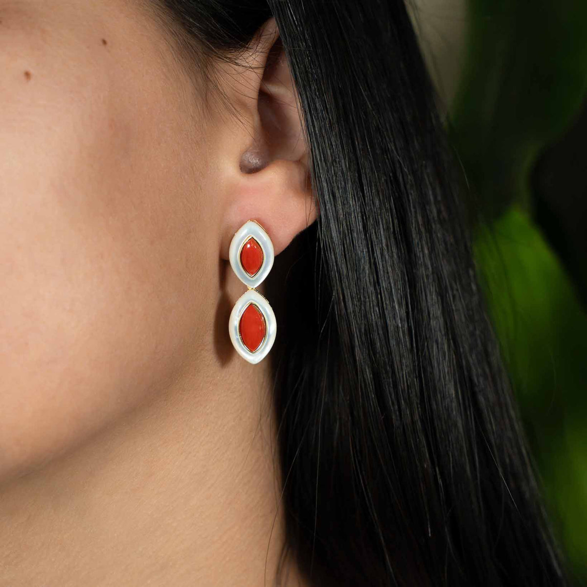 Orecchini oro con madreperla e corallo rosso