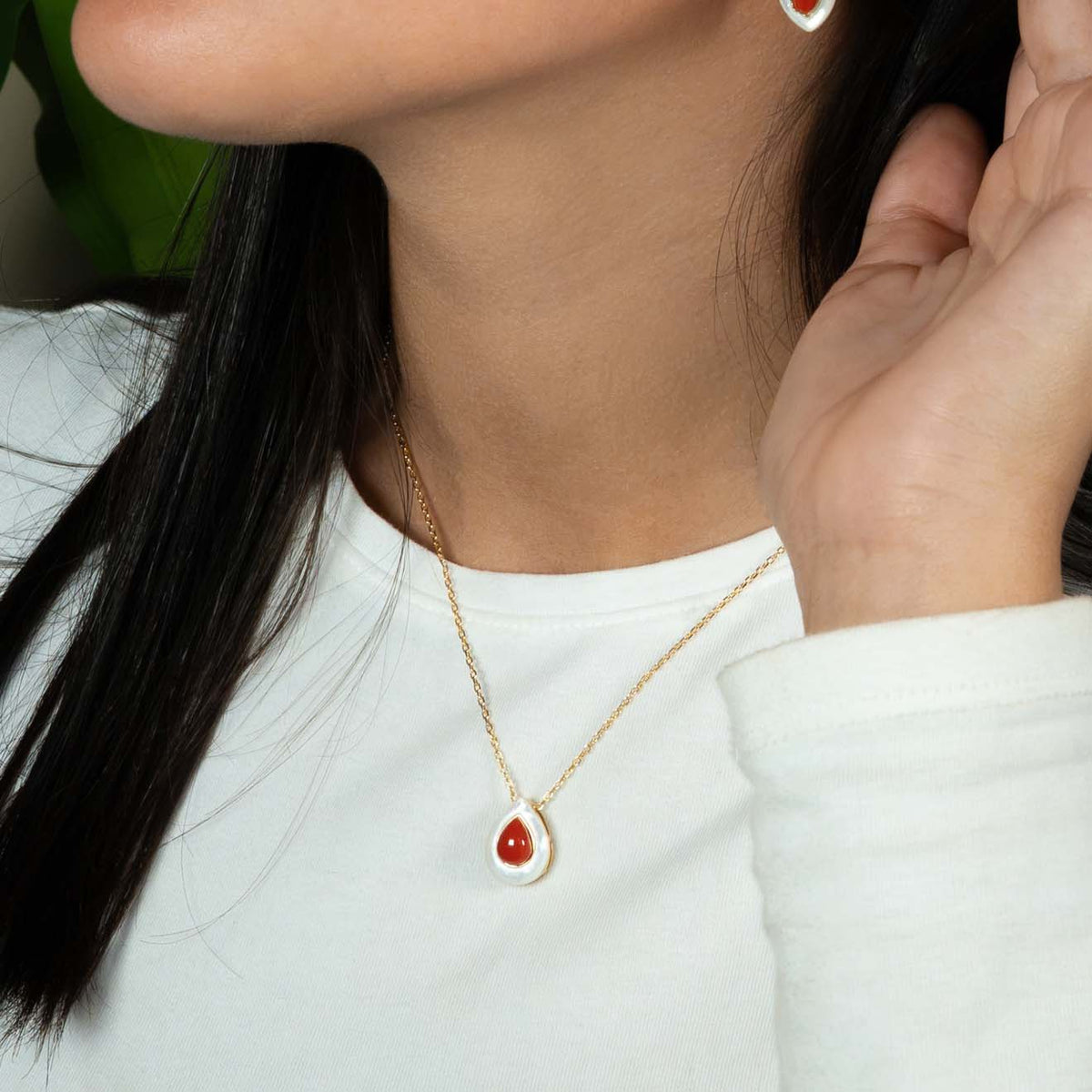 Collana oro con madreperla e corallo