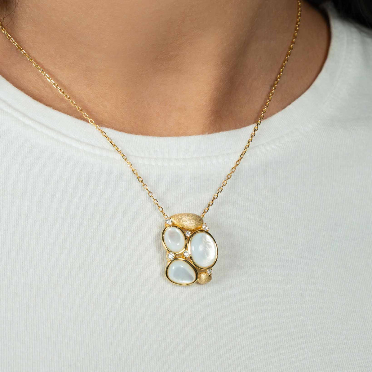 Collana in argento 925 con ciondolo con madreperla e zirconi