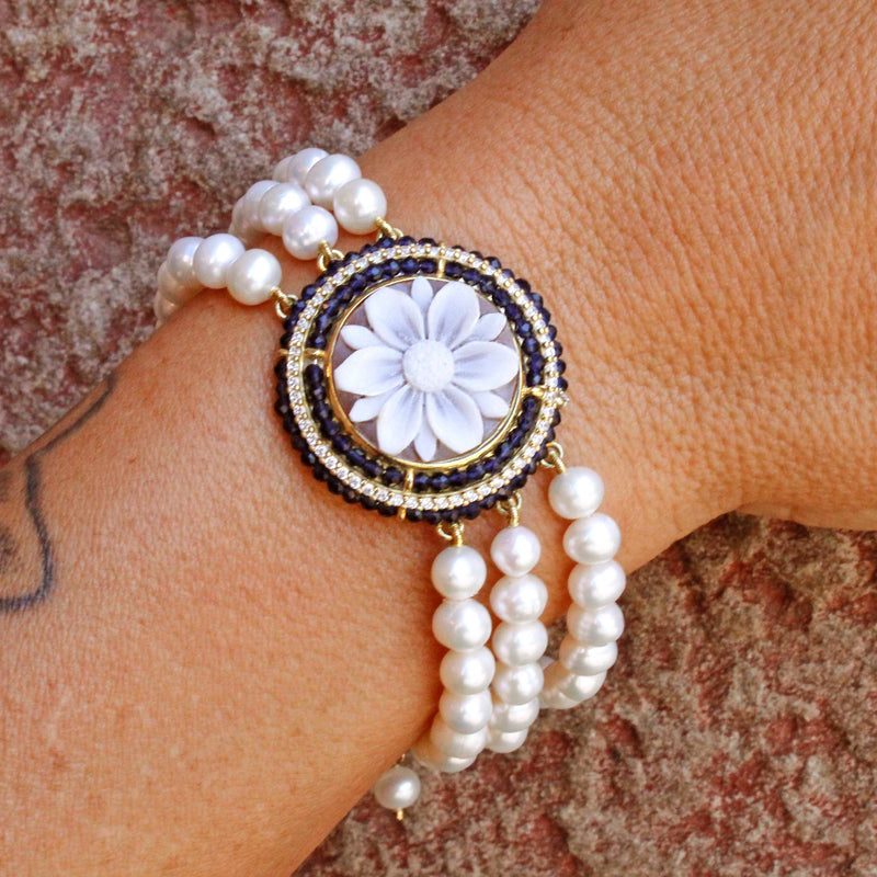 Bracciale a 3 fili di perle e  cammeo