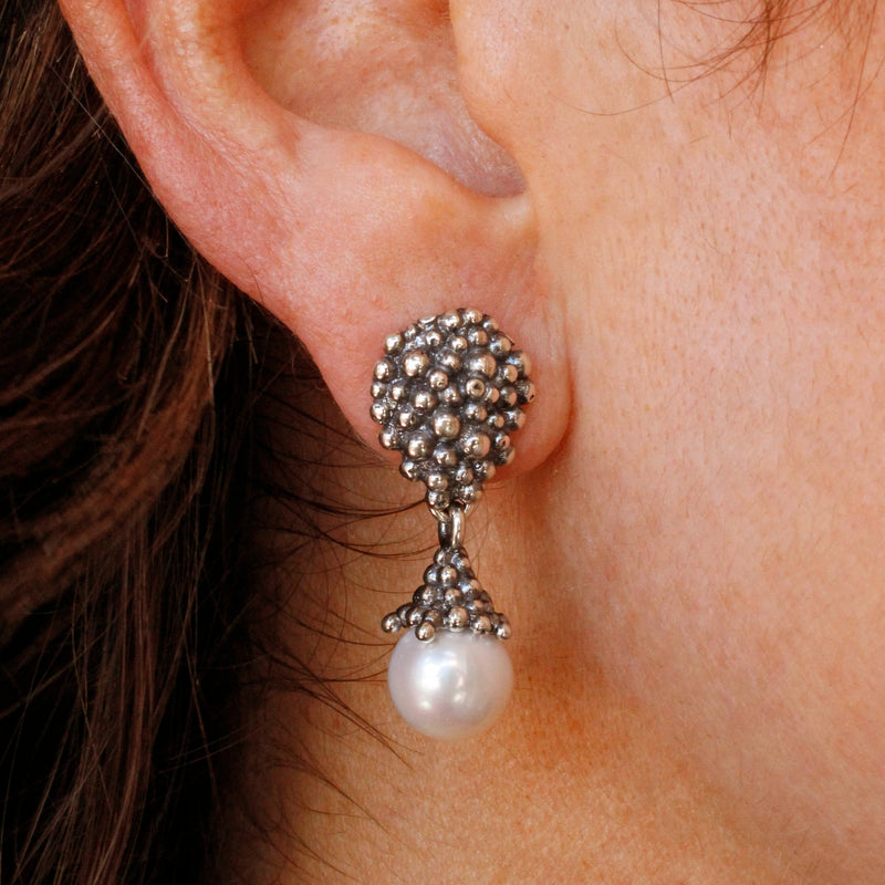 Orecchini in argento con perla e ciondolo