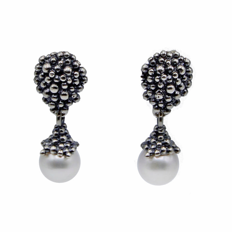 Orecchini in argento con perla e ciondolo