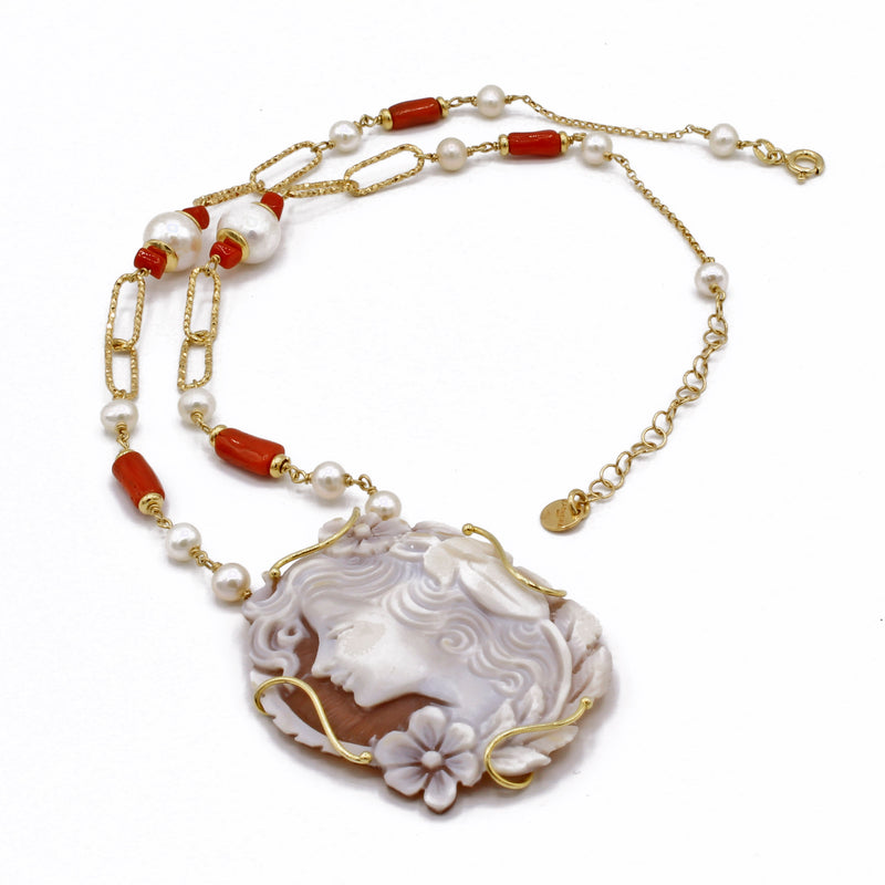 Catena con perle di acqua dolce e corallo rosso italiano con cammeo