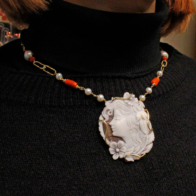 Catena con perle di acqua dolce e corallo rosso italiano con cammeo