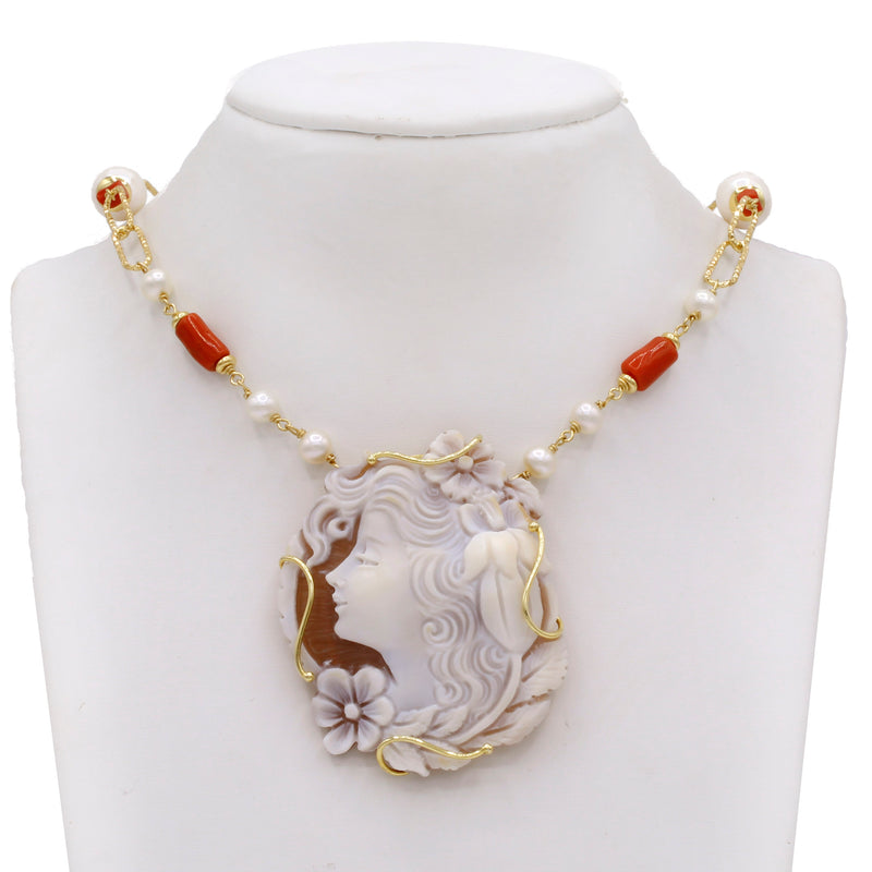 Catena con perle di acqua dolce e corallo rosso italiano con cammeo
