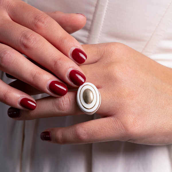 Anello in argento placcato oro giallo e smalto bianco