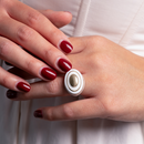 Anello in argento placcato oro giallo e smalto bianco