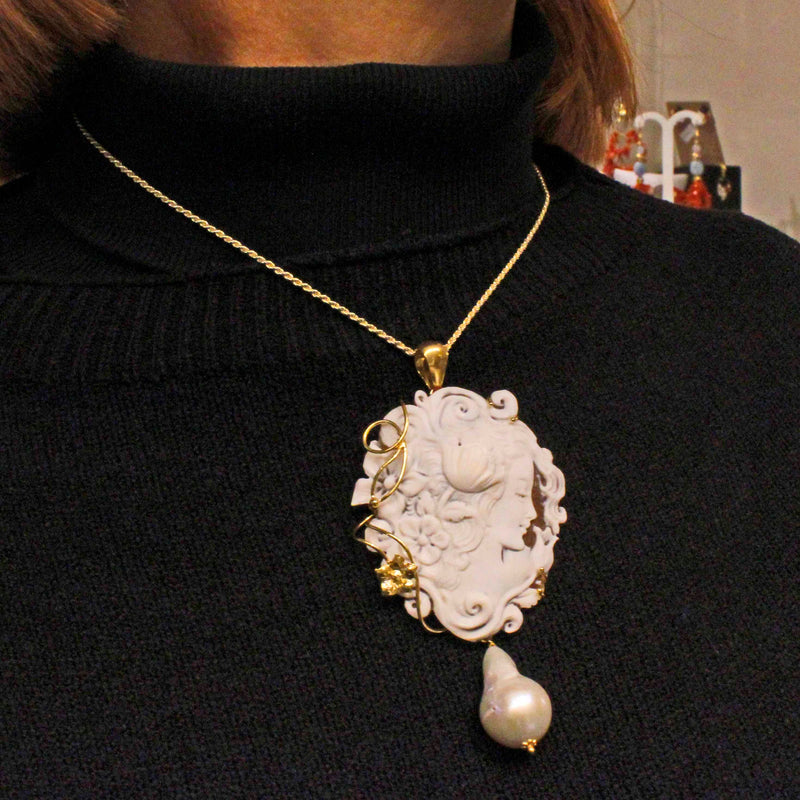 Catena in argento con ciondolo cammeo e perla barocca