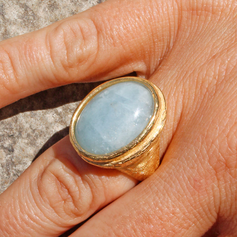 Anello con acquamarina cabochon