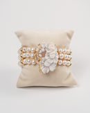 Bracciale a tre fili di perle di acqua dolce e cammeo inciso a mano