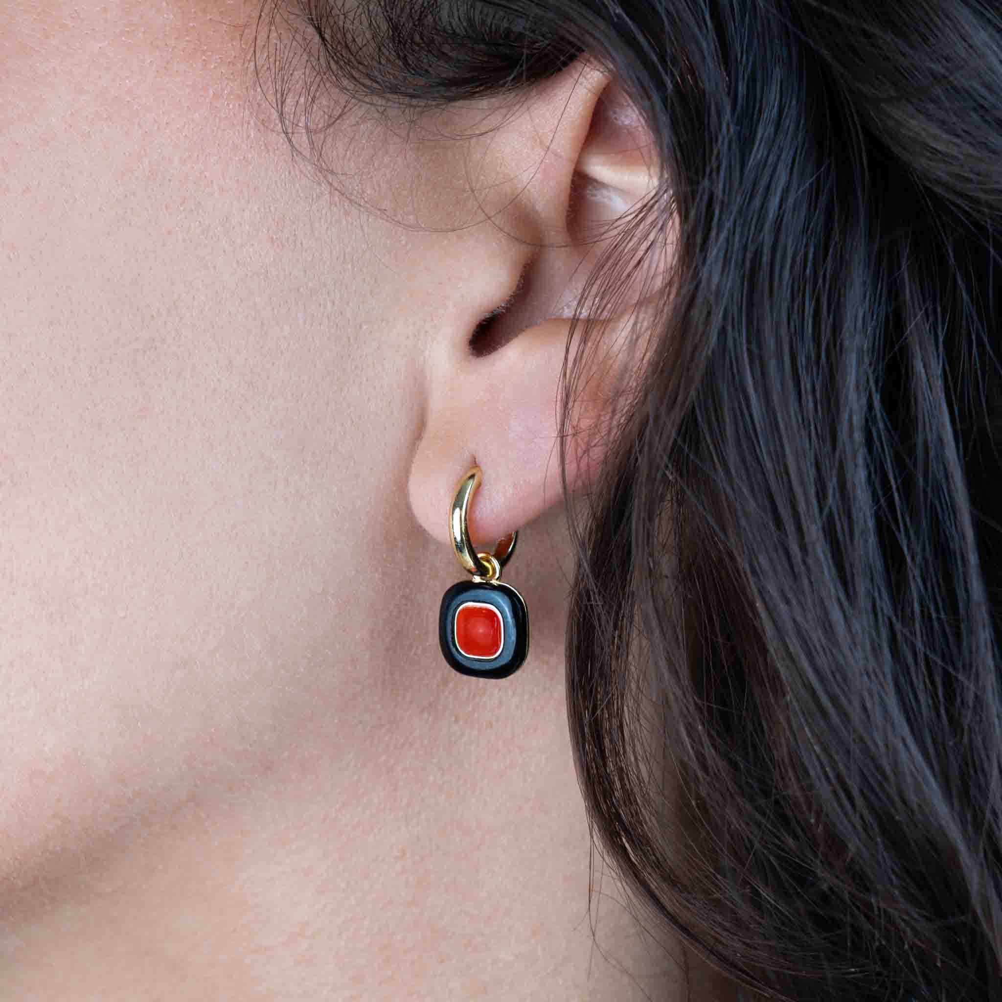 Orecchini con corallo rosso e onice