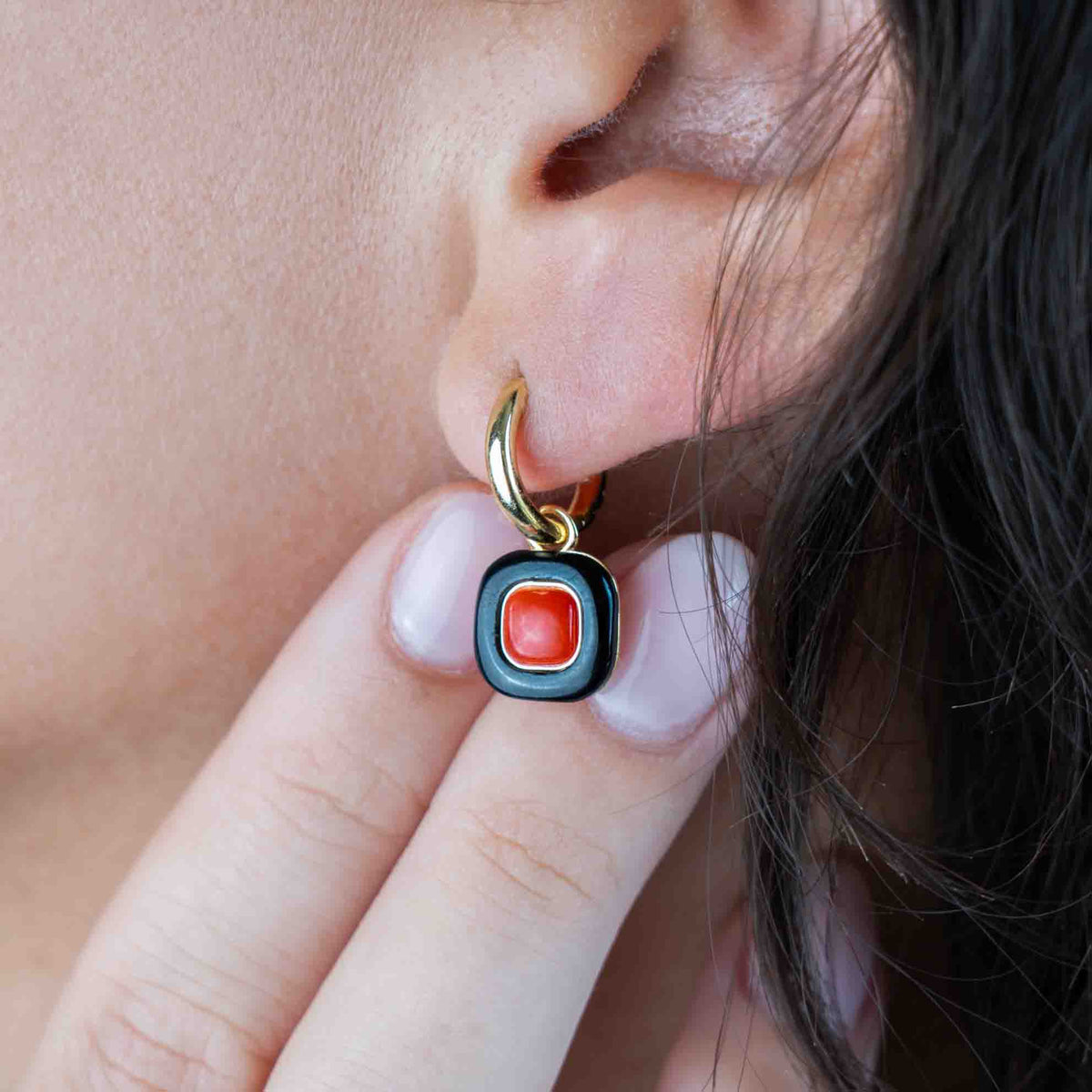 Orecchini con corallo rosso e onice