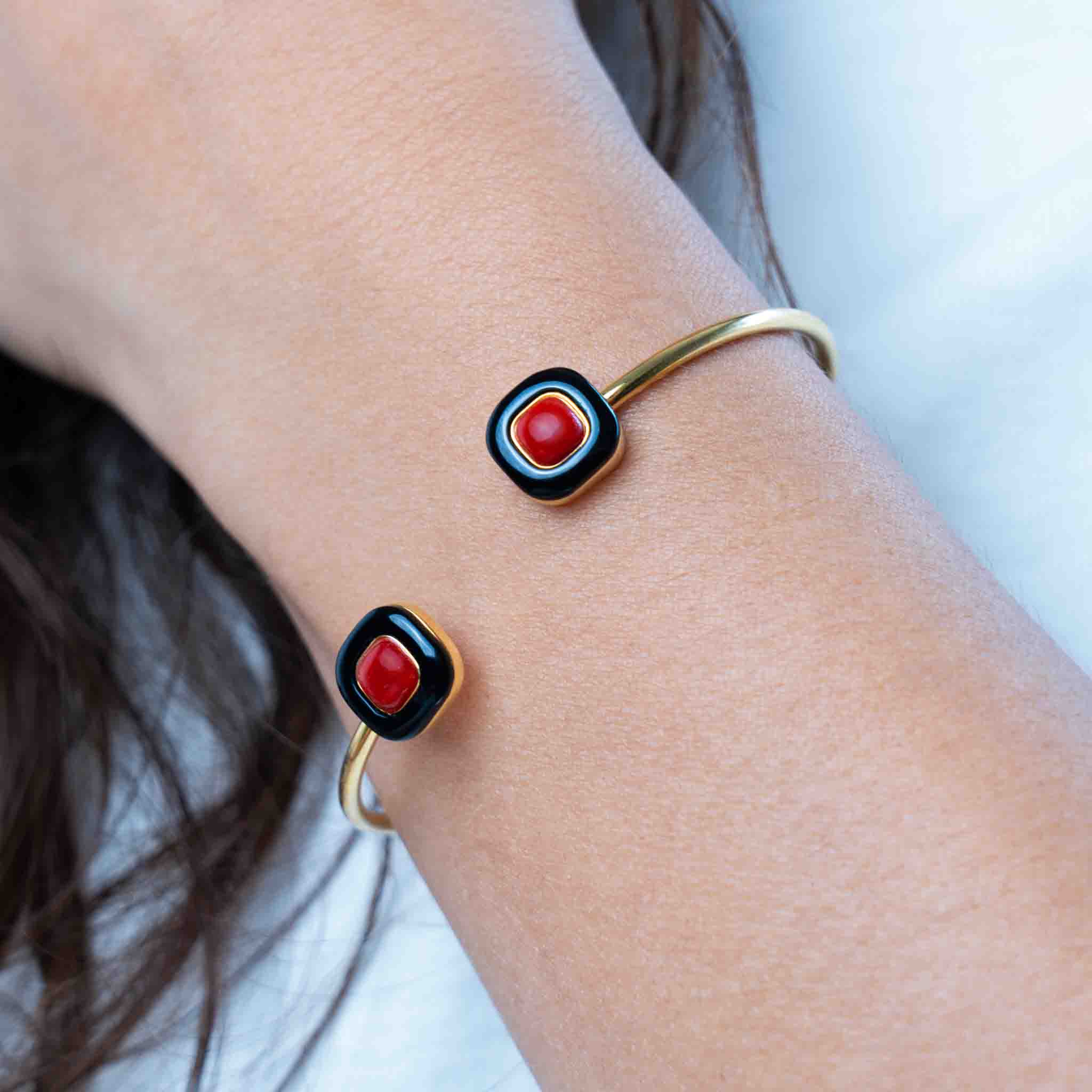 Bracciale rigido con onice e corallo rosso