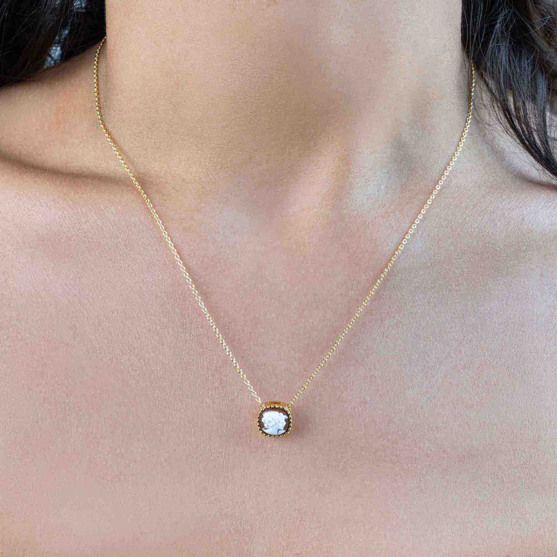 Collana con ciondolo con cammeo