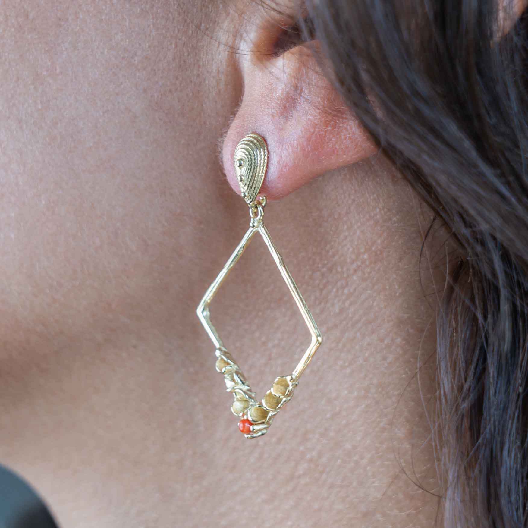 Orecchini stile etrusco con corallo