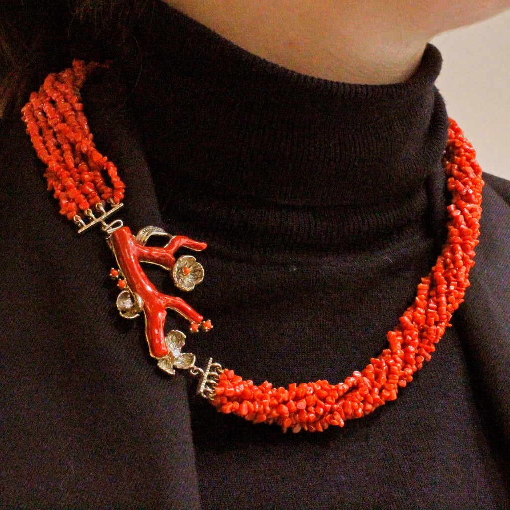 Collana con ciondolo albero della vita in corallo rosso e argento Collana con ciondolo albero della vita in corallo rosso e argento