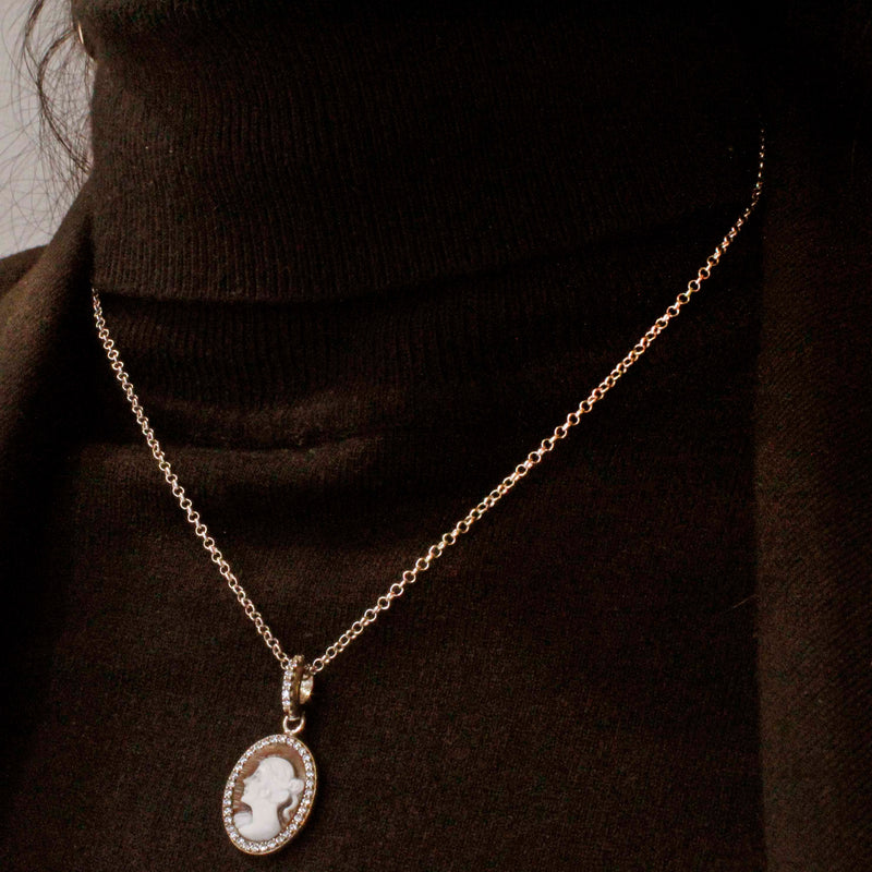 Collana con cammeo inciso in argento e zirconi