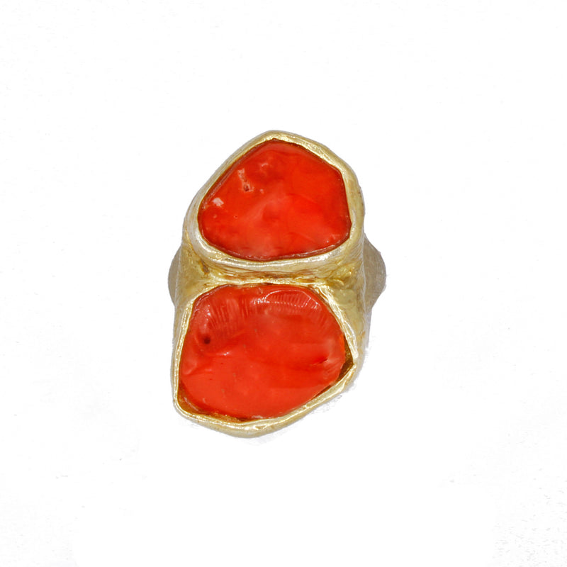 Anello satinato con corallo rosso