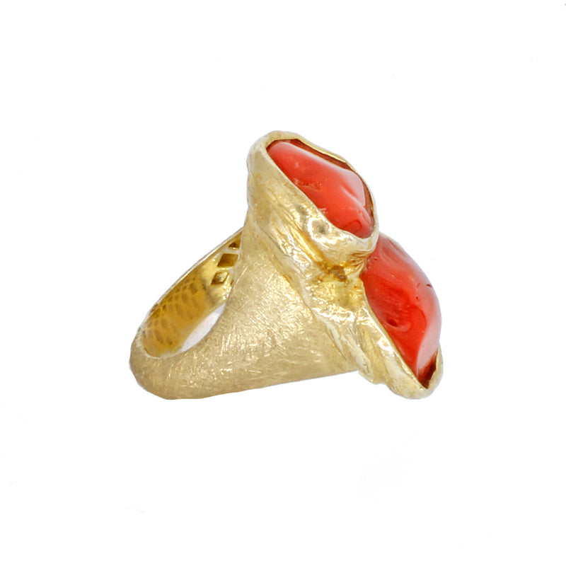 Anello satinato con corallo rosso