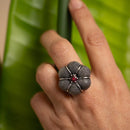 Anello argento 925 rodiato brunito con granato regolabile