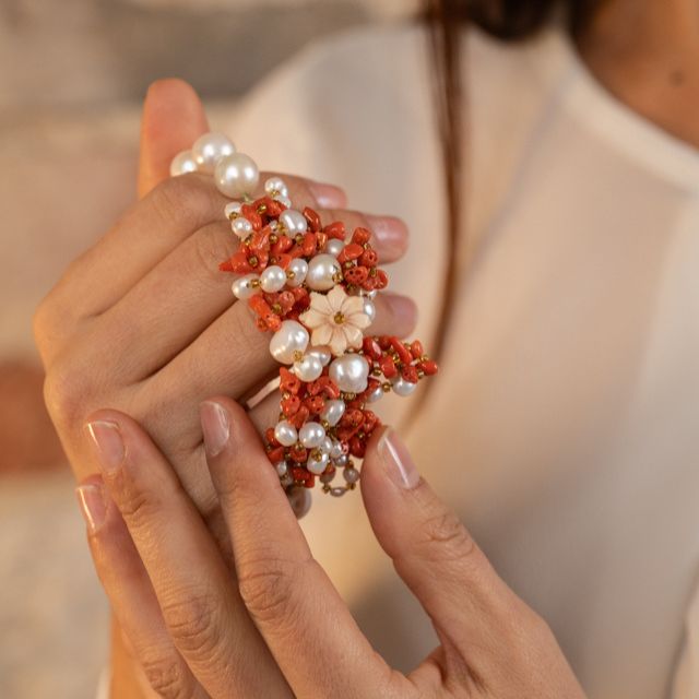 Bracciale in perle acqua dolce, corallo italiano e cammeo
