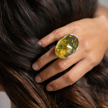 Anello con ambra verde messicana