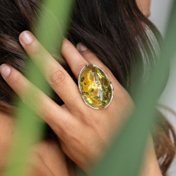 Anello con ambra verde messicana