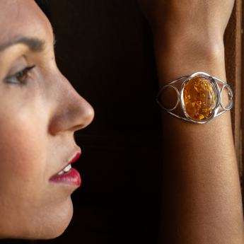 Bracciale rigido in ambra naturale