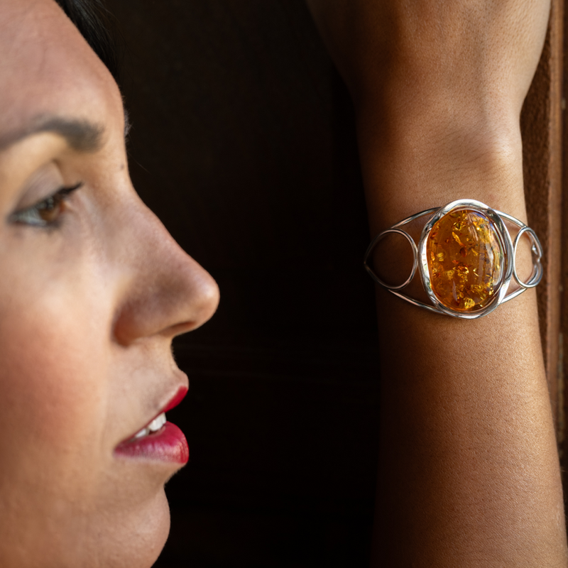 Bracciale rigido in ambra naturale