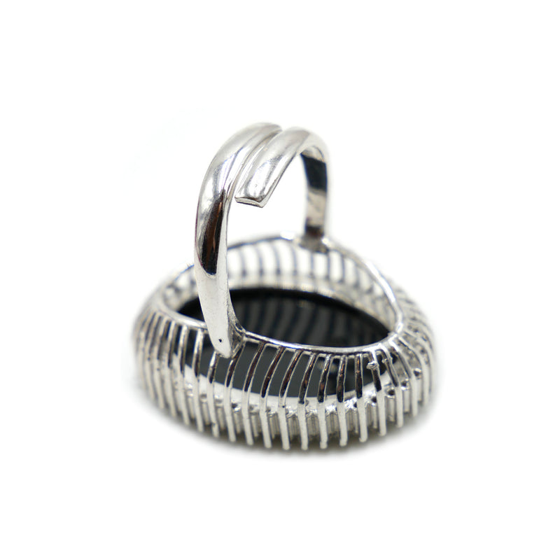 Anello in argento con onice e zirconi incastonati a griffe