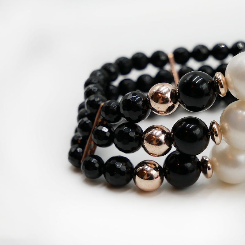 Bracciale elastico con onice perle e quarzi