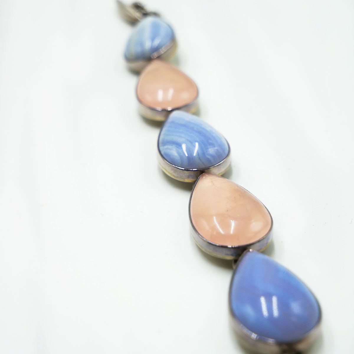 Bracciale con quarzo rosa e calcedonio