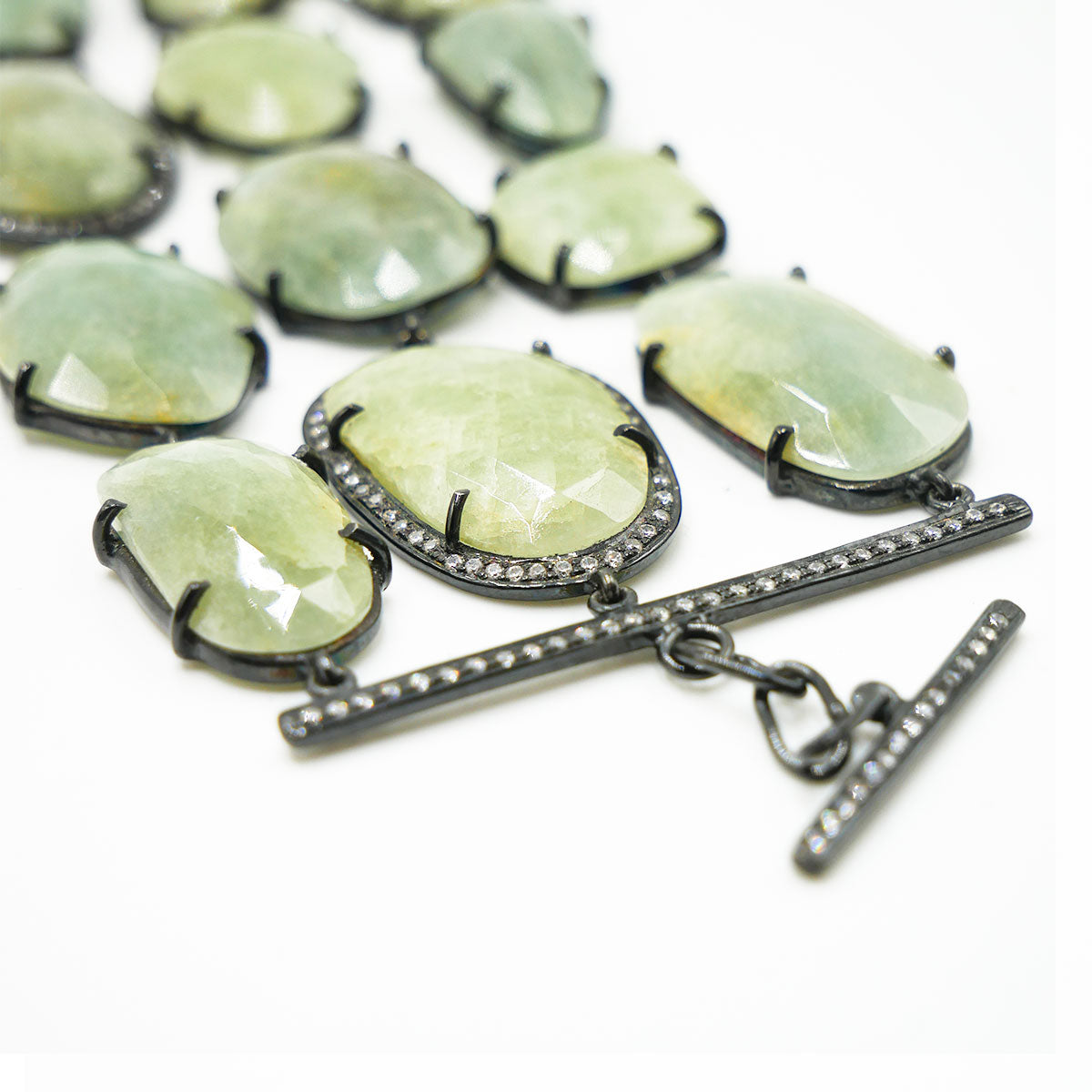 Bracciale in argento nero con pietre verdi