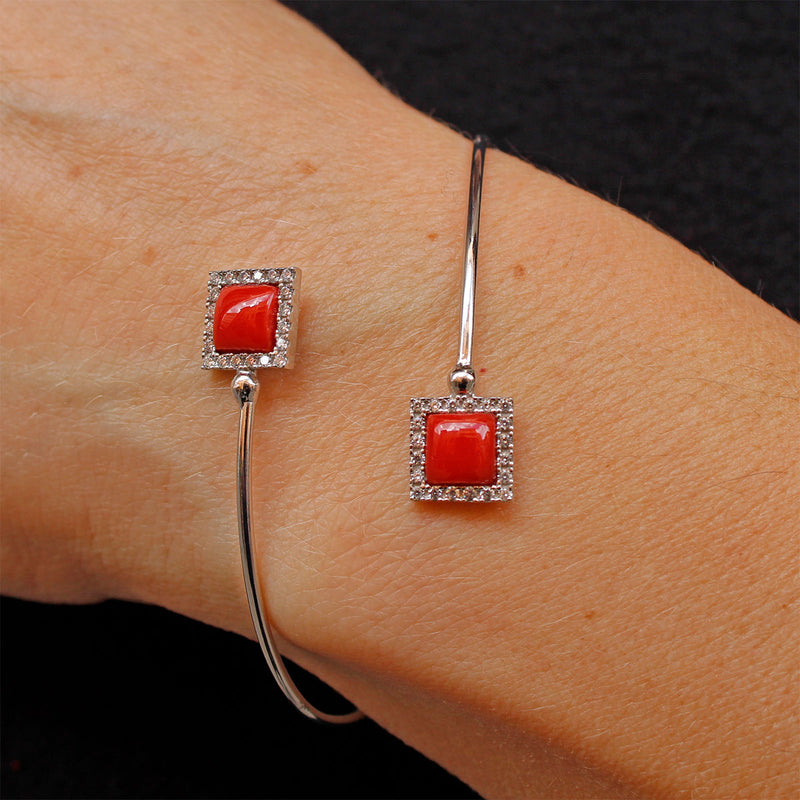 Bracciale rigido in argento rodiato con corallo rosso e zirconi