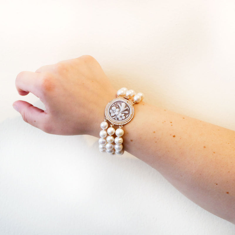 Bracciale a 3 fili di perle e cammeo