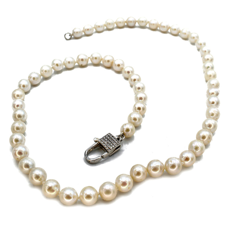 Collana di perle con chiusura con zirconi