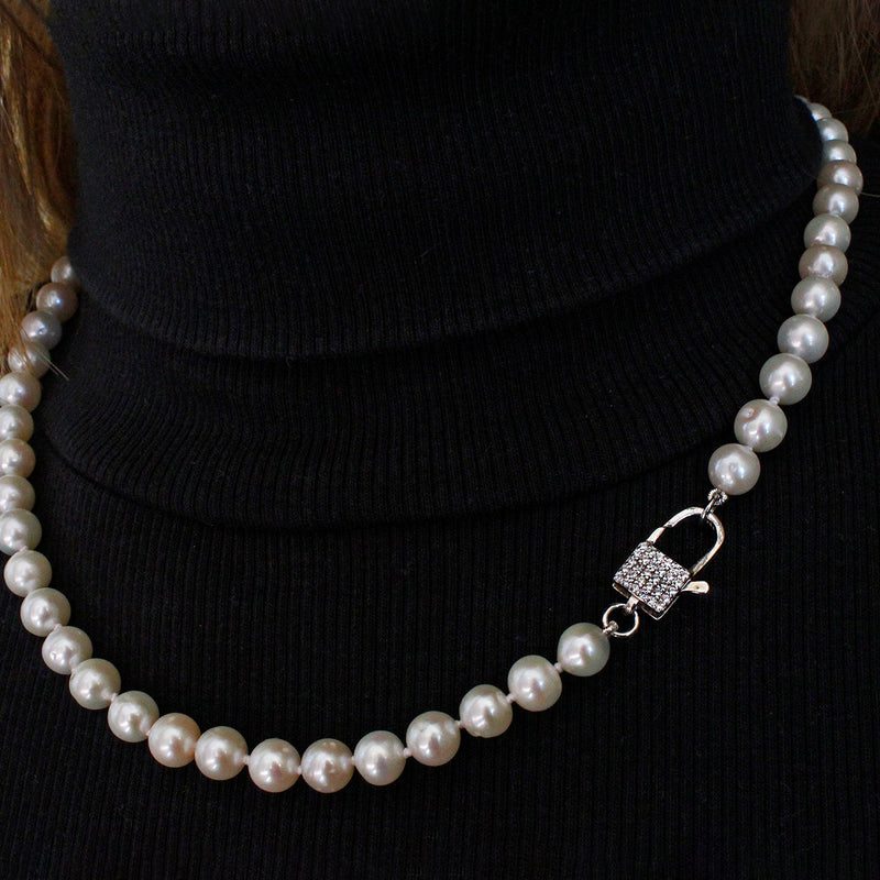 Collana di perle con chiusura con zirconi